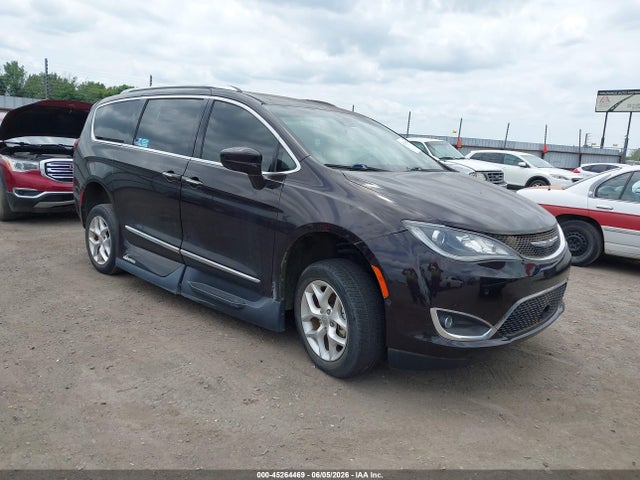 Salvage Chrysler Pacifica Image