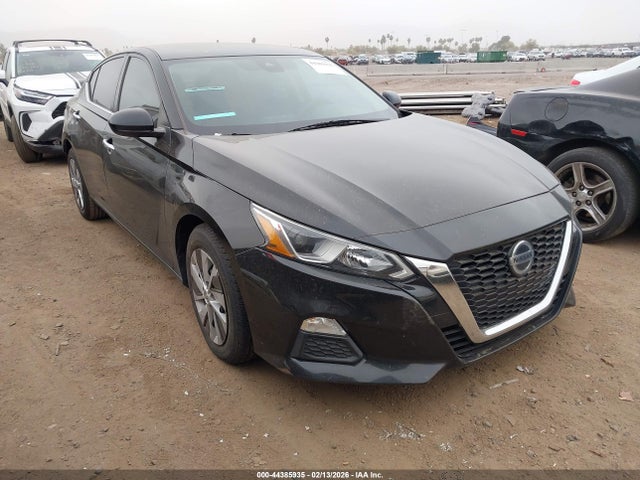 Salvage Nissan Altima Image