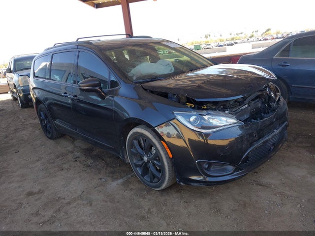 Salvage Chrysler Pacifica Image