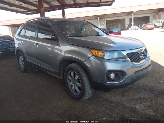 Salvage Kia Sorento Image
