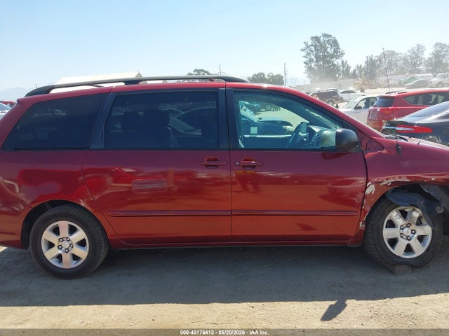 Toyota Sienna Le