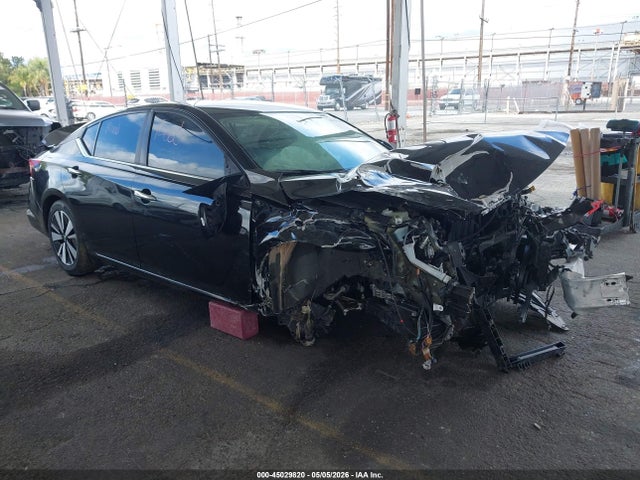 Salvage Nissan Altima Image