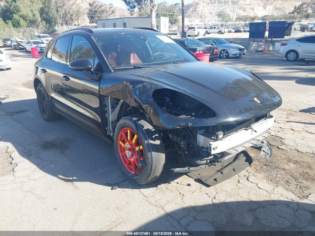 Salvage Porsche Macan Image