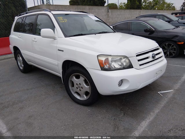 Salvage Toyota Highlander Image
