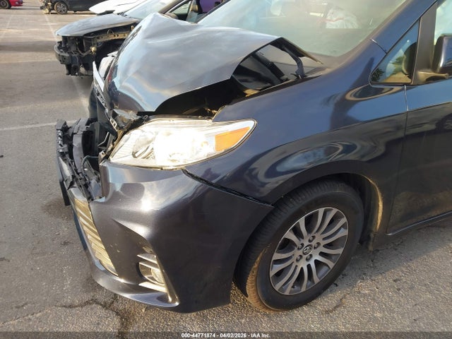 Toyota Sienna Xle Premium 8 Passenger