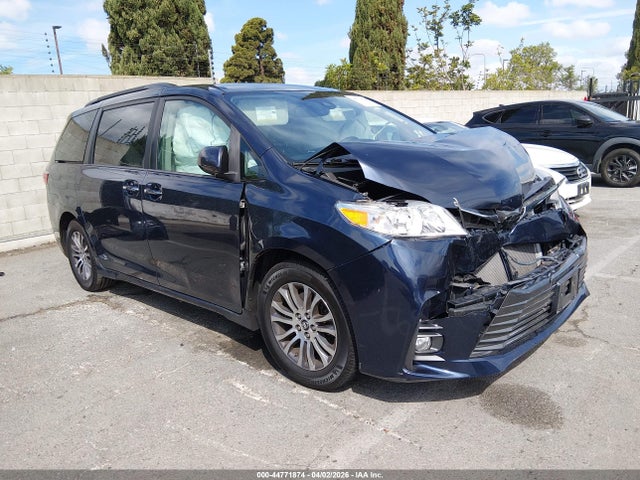Salvage Toyota Sienna Image