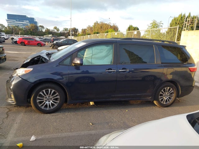 Toyota Sienna Xle Premium 8 Passenger