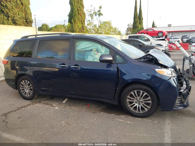 Toyota Sienna Xle Premium 8 Passenger