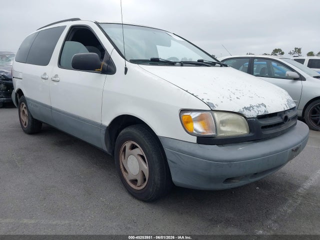 Salvage Toyota Sienna Image