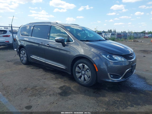 Salvage Chrysler Pacifica Image