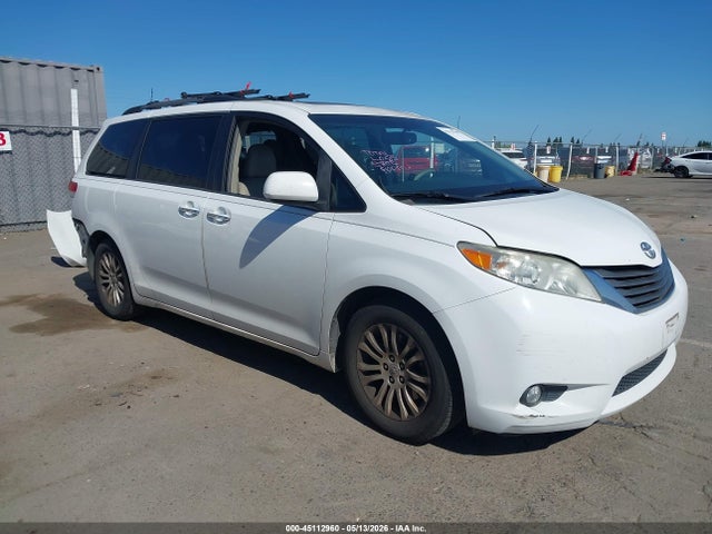 Salvage Toyota Sienna Image