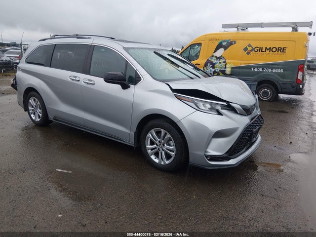 Salvage Toyota Sienna Image