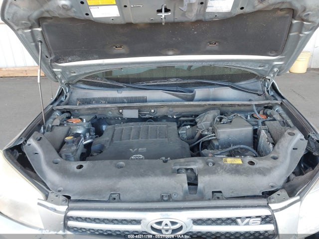 Toyota RAV4 Limited V6