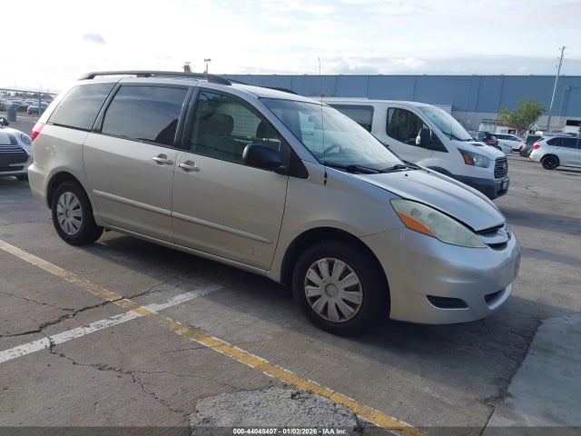 Toyota Sienna Le