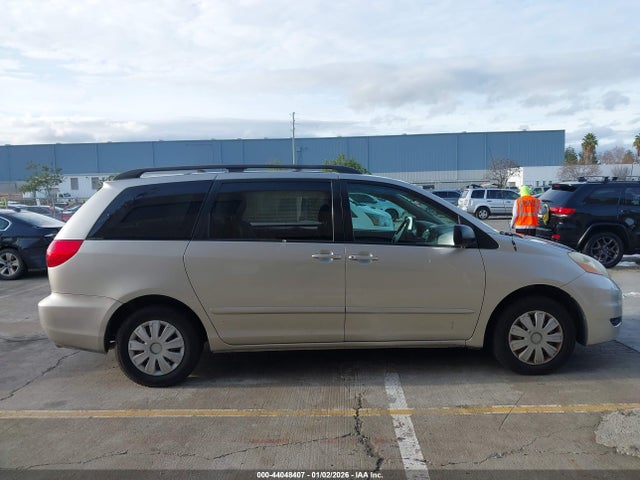 Toyota Sienna Le