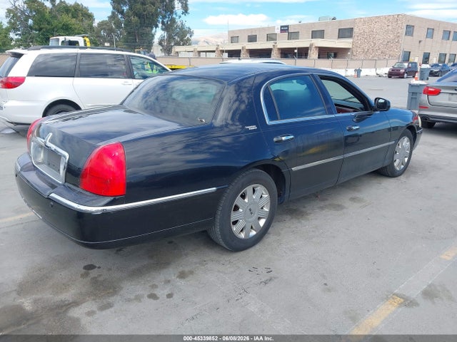 Lincoln Towncar Signature Limited