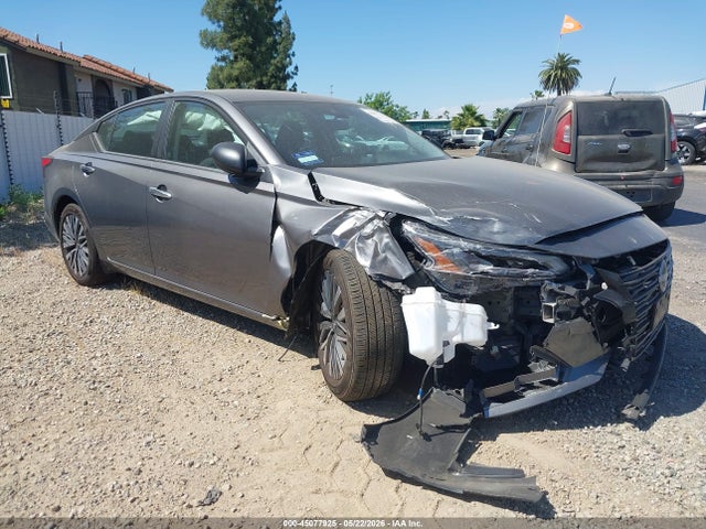 Salvage Nissan Altima Image
