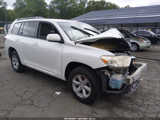 Salvage Toyota Highlander Image