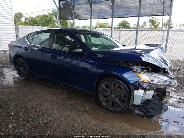 Salvage Nissan Altima Image