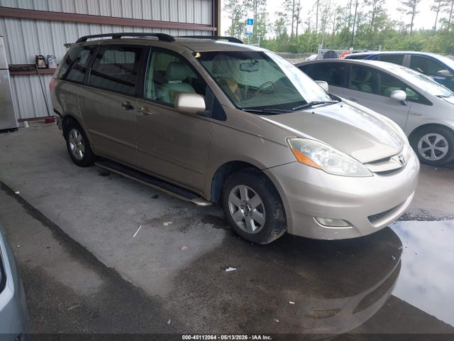Salvage Toyota Sienna Image