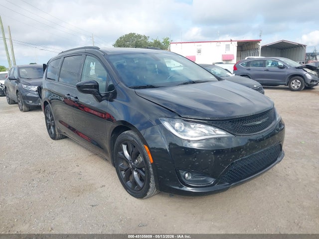 Salvage Chrysler Pacifica Image