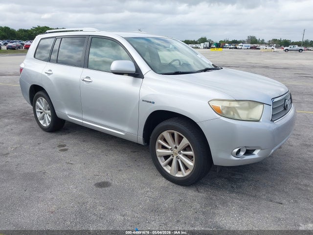 Salvage Toyota Highlander Image