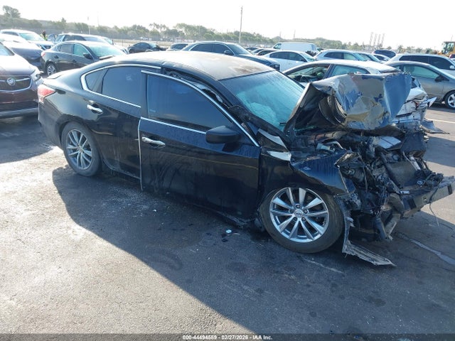 Salvage Nissan Altima Image
