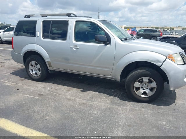 Salvage Nissan Pathfinder Image