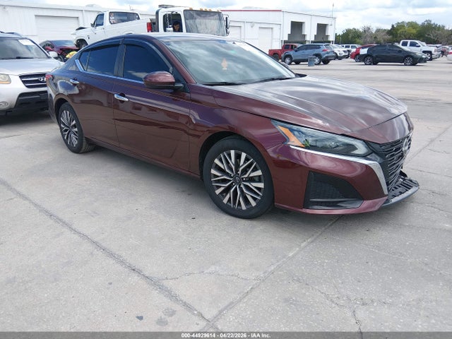 Salvage Nissan Altima Image