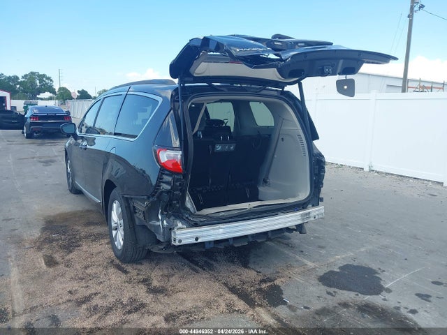 Chrysler Pacifica Touring-l