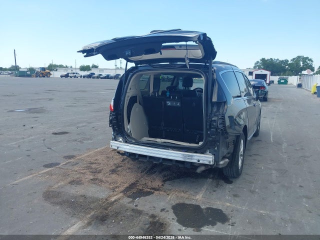Chrysler Pacifica Touring-l