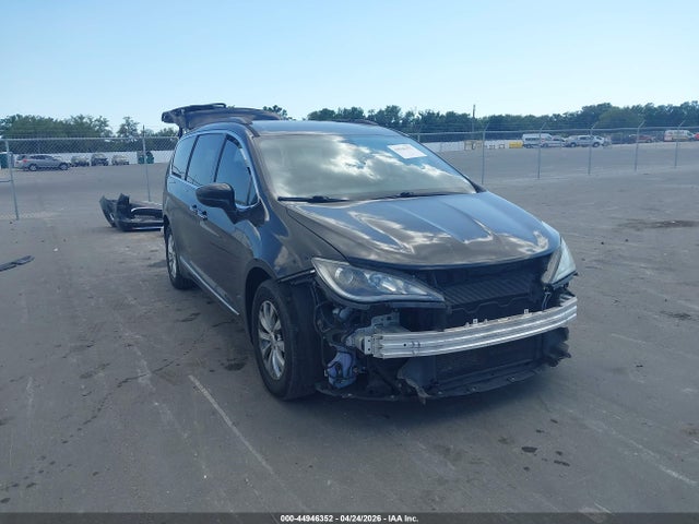 Salvage Chrysler Pacifica Image