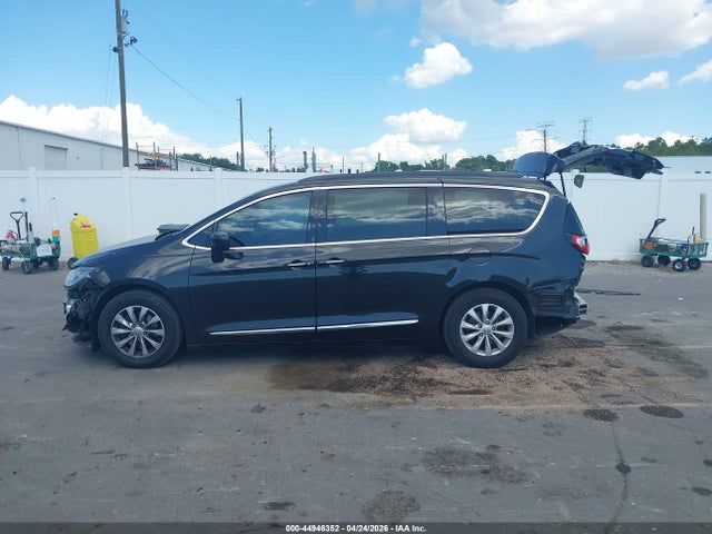 Chrysler Pacifica Touring-l