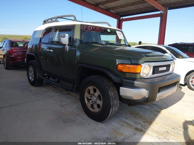 Salvage Toyota FJ Cruiser Image