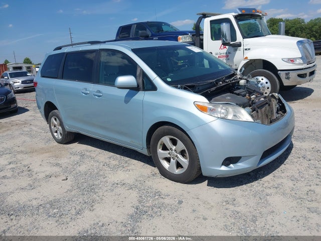 Salvage Toyota Sienna Image