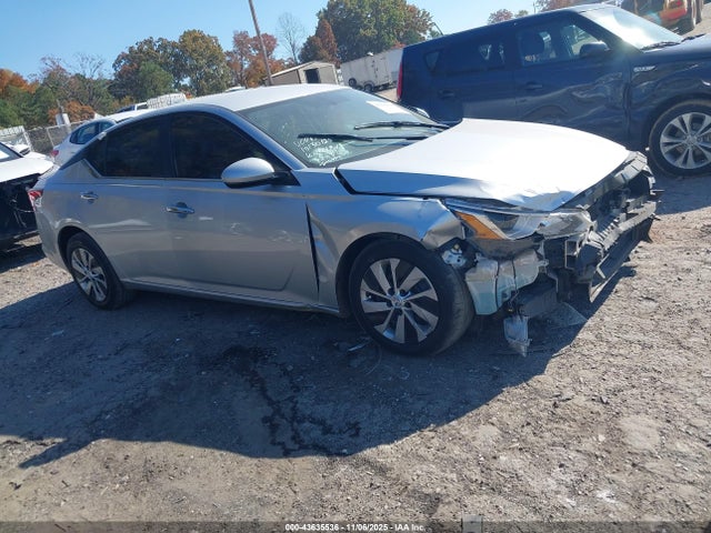 Salvage Nissan Altima Image