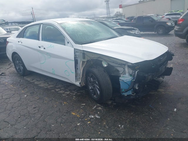 Salvage Hyundai ELANTRA Image