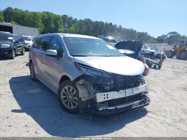 Salvage Toyota Sienna Image