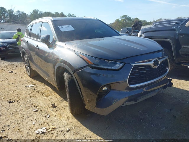 Salvage Toyota Highlander Image