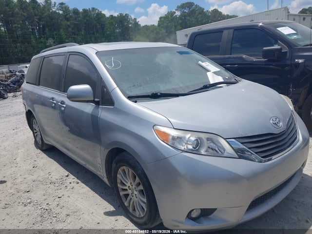 Salvage Toyota Sienna Image