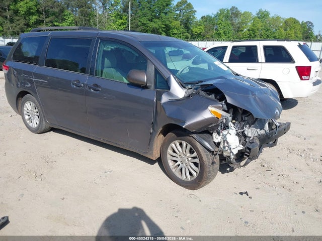 Salvage Toyota Sienna Image