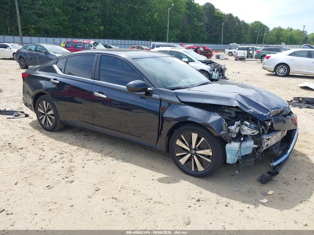 Salvage Nissan Altima Image