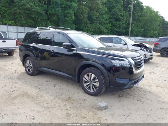 Salvage Nissan Pathfinder Image