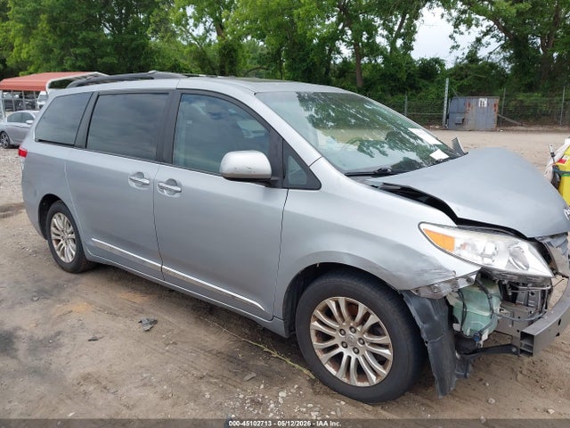Salvage Toyota Sienna Image