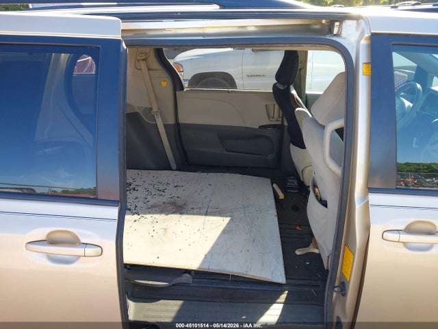 Toyota Sienna Le V6