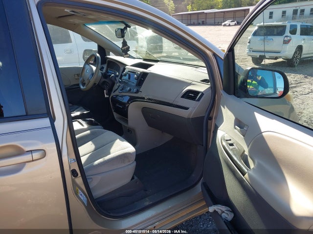 Toyota Sienna Le V6