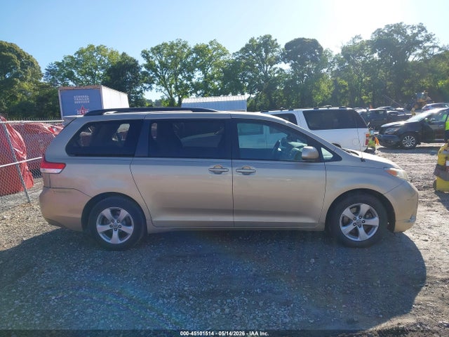 Toyota Sienna Le V6