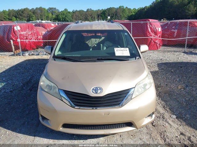 Toyota Sienna Le V6