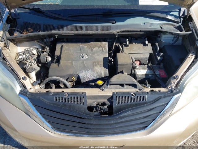 Toyota Sienna Le V6