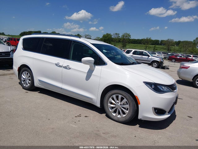 Salvage Chrysler Pacifica Image